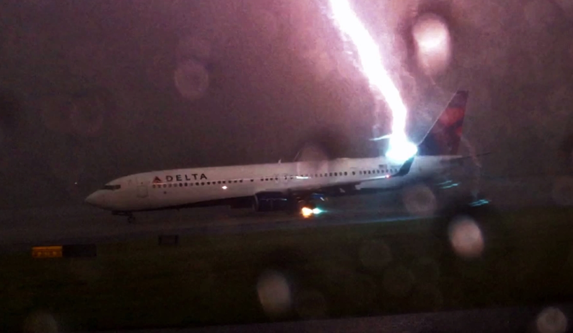 WATCH Lightning Strike Of Delta Plane Caught On Camera Breaking911