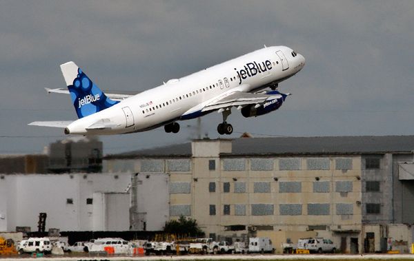NEW YORK -- A man from Queens is accused of assaulting a flight attendant and threatening to blow up a Jet Blue flight.