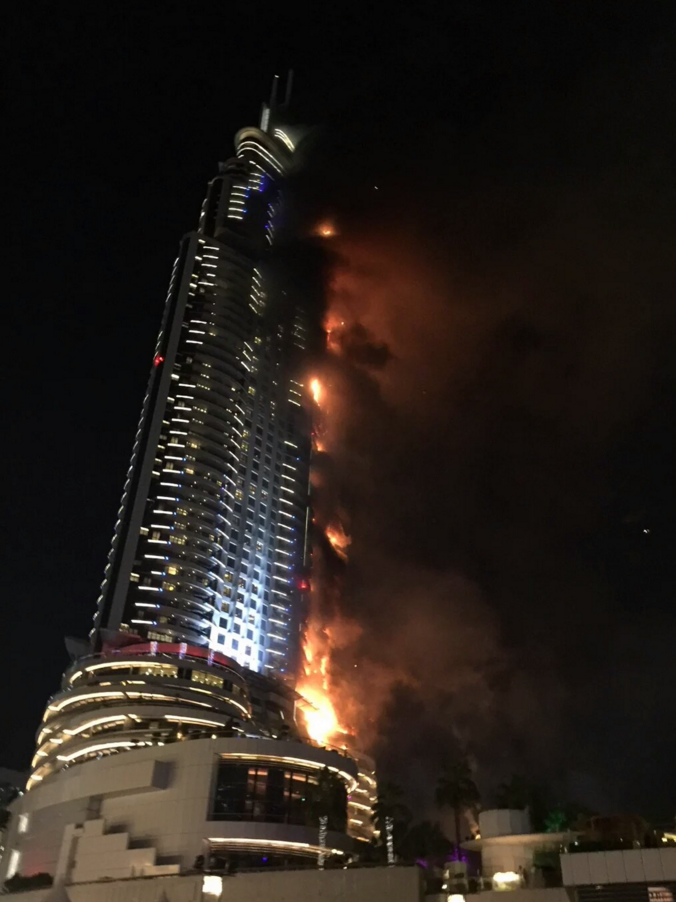 Бурдж халифа горит новости. Бурдж-Халифа Дубай пожар. Пожар в Бурдж Халифа 2020. Пожар в небоскребе БУРЧХАЛИФА. Даунтаун Бурдж Дубай пожар.