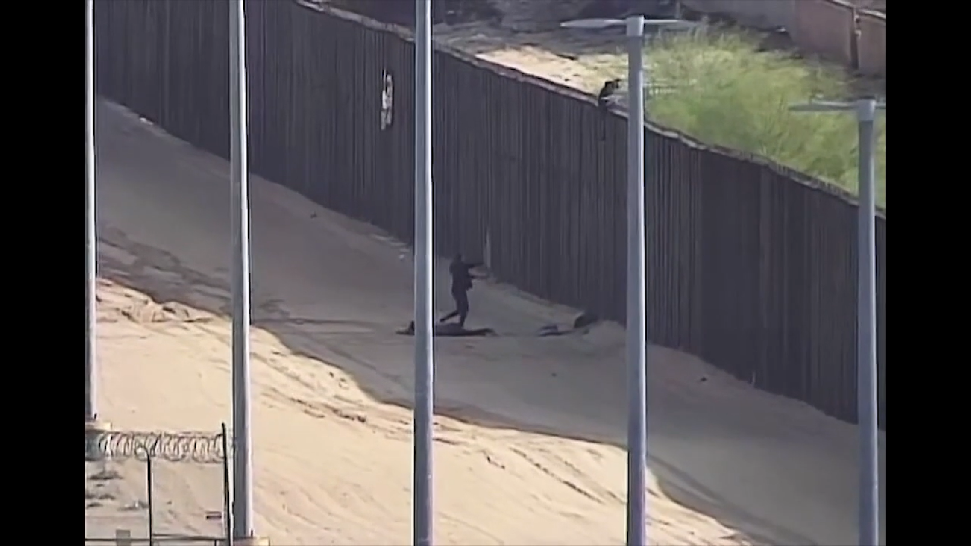 Near the wall. Стена на границе с Мексикой. Забор на границе с Мексикой и США. Люди перелезают через забор на границе США. Люди перелезают забор между США И Мексикой.