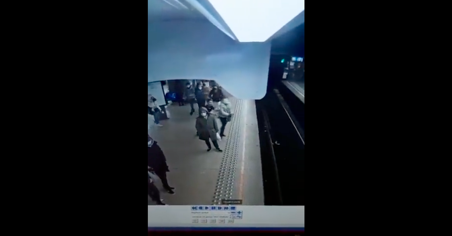 Мужчина столкнул под поезд